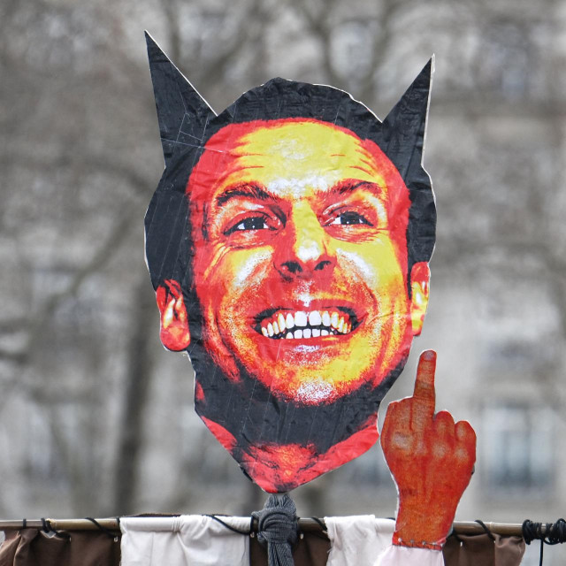&lt;p&gt;Prosvjednici u Parizu s kartonskim likom Emmanuela Macrona&lt;/p&gt;