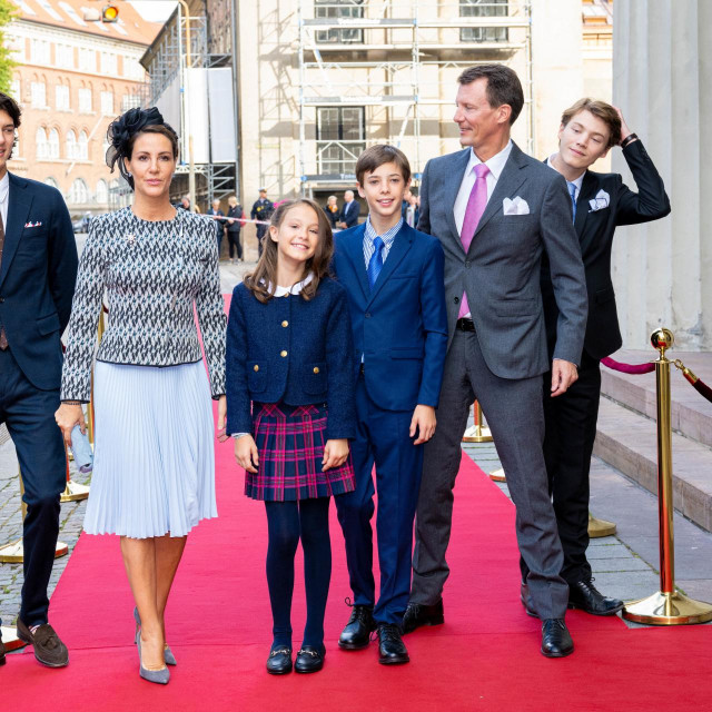 &lt;p&gt;Princ Joachim sa suprugom i djecom iz oba braka&lt;/p&gt;