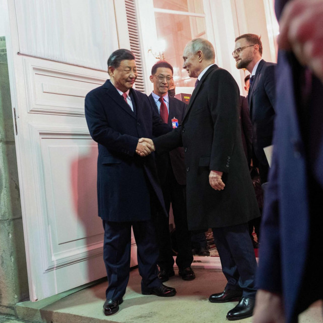Vladimir Putin pozdravlja Xija Jinpinga