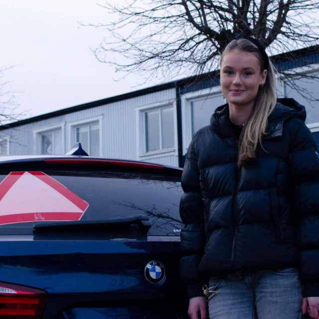 Evelina Christiansen (15), ispred svog BMW-a