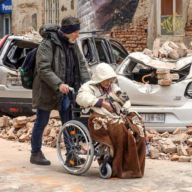 &lt;p&gt;Jedan od upečatljivijih prizora snimljenih nakon potresa: gospođa u invalidskim kolicima, pognula je glavu pod kapuljačom, u naručju joj je francuski buldog&lt;/p&gt;