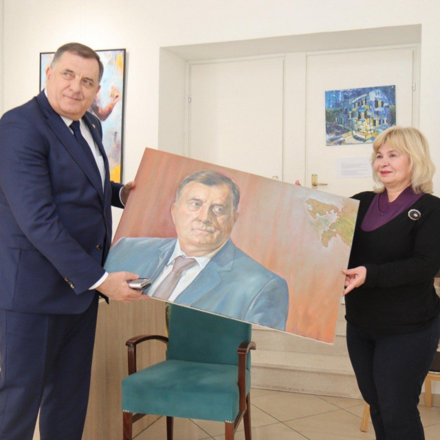&lt;p&gt;Milorad Dodik sa Svetlanom Majhofer, vlasnicom Artem galerije u Trebinju&lt;/p&gt;