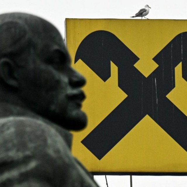 &lt;p&gt;Logo Raiffeisen banke pored spomenika Lenjinu u Moskvi&lt;/p&gt;