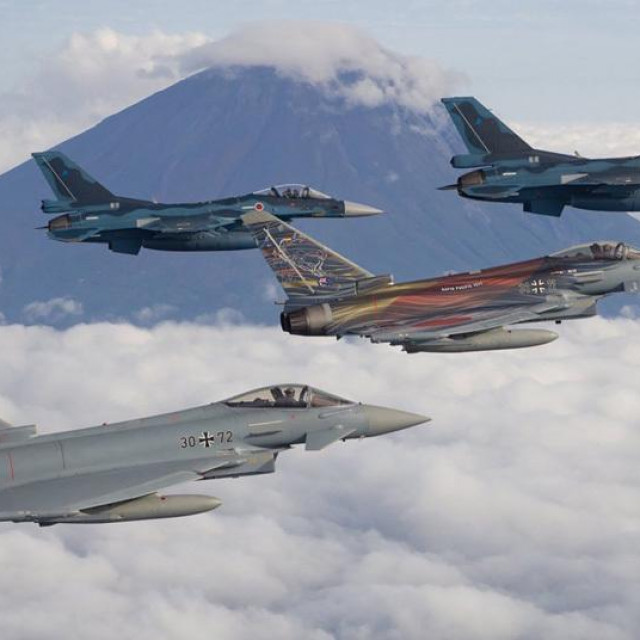 &lt;p&gt;Japanski borbeni avioni F-2 i njemački Eurofighteri lete pokraj Mount Fujija&lt;/p&gt;