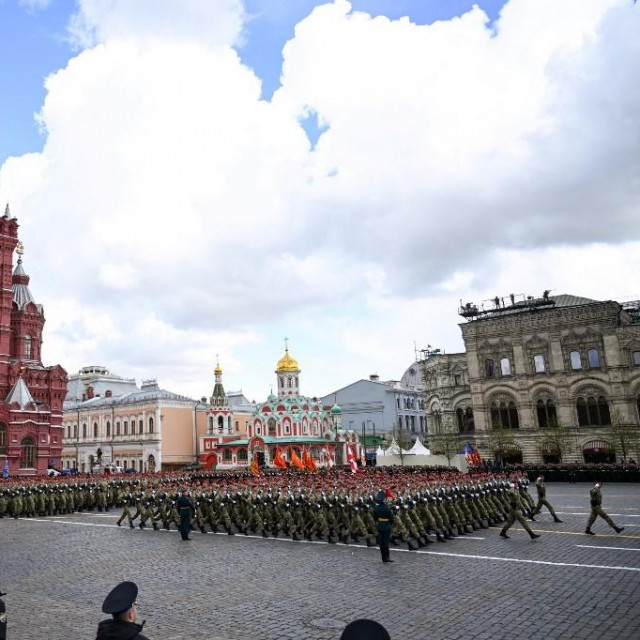 &lt;p&gt;Ruski vojnici marširaju Crvenim trgom u središtu Moskve&lt;/p&gt;