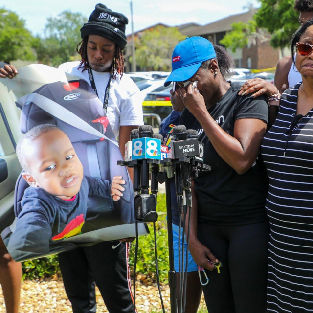 &lt;p&gt;Uplakana obitelj dvogodišnjeg Taylena Mosleyja (na posteru) koji je pronađen mrtav nakon što mu je ubijena majka&lt;/p&gt;