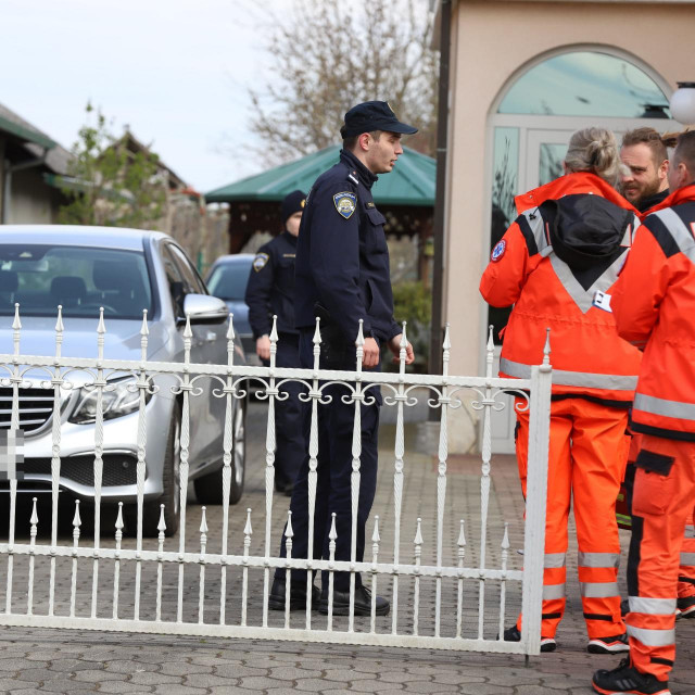 &lt;p&gt;Policija i djelatnici Hitne pomoći ispred kuće Đure Horvata u Donjem Kraljevcu&lt;/p&gt;