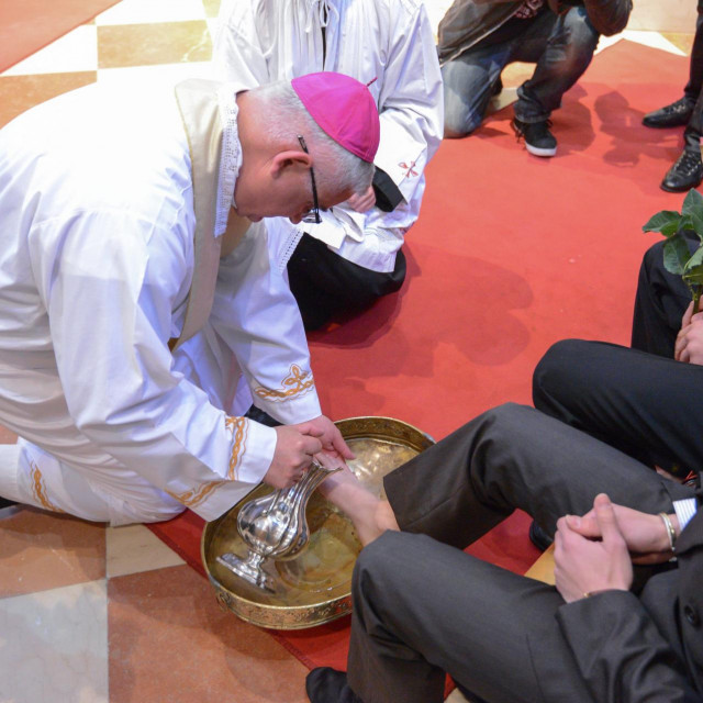 &lt;p&gt;Arhivska fotografija/Dubrovački biskup mons. Mate Uzinić pere noge dvanaestorici mladih Dubrovačke biskupije&lt;/p&gt;
