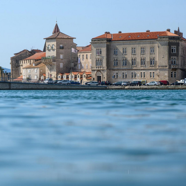 &lt;p&gt;Grad Trogir spada među najugroženije gradove na Jadranu kojima prijeti poplavljivanje zbog podizanja razine mora uslijed klimatskih promjena&lt;/p&gt;