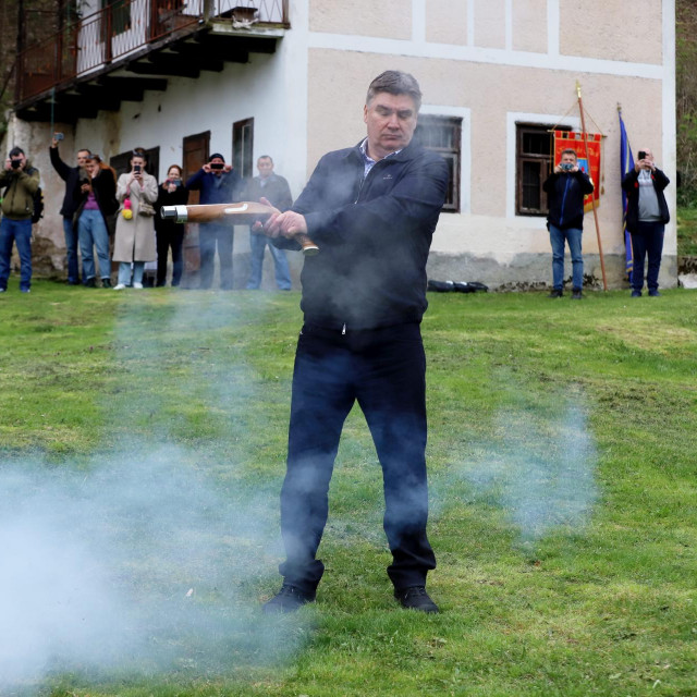 Predsjednik Zoran Milanović puca iz kostelske uskrne pistole na svečanom otvorenju 500. Kostelske uskrsne pistole u Pregradi.