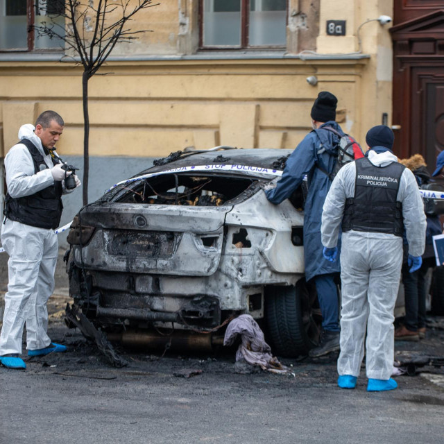 U centru Osijeka zapalio se automobil