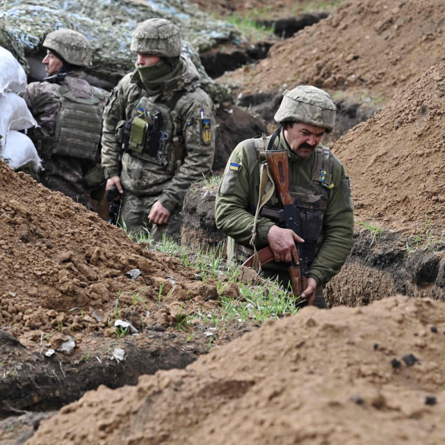 &lt;p&gt;Ukrajinski vojnici u rovu kod Bahmuta&lt;/p&gt;