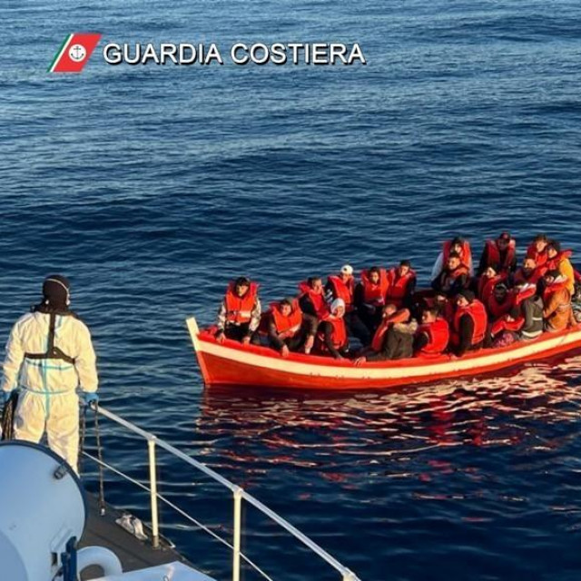 &lt;p&gt;Migranti stižu u Italiju&lt;/p&gt;