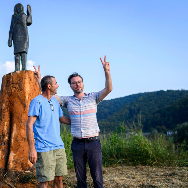 Aleš ”Maxi” Zupevc i Brad Downey uz novu, brončanu skulpturu