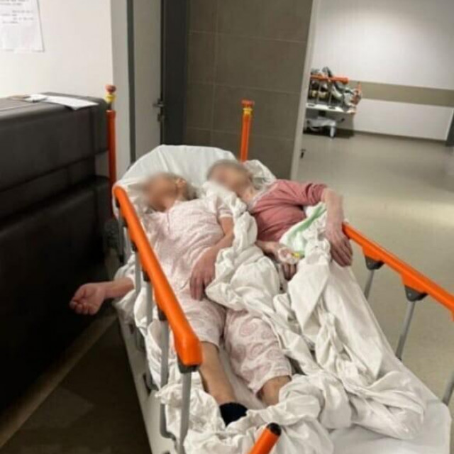 &lt;p&gt;Dvije žene smještene na malenom krevetu u bolnici u Sisku&lt;/p&gt;