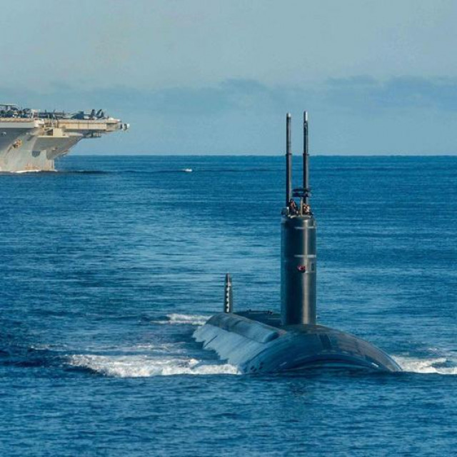 Američki nosač aviona klase Nimitz ”USS Ronald Reagan” i nuklearna podmornica klase Los Angeles