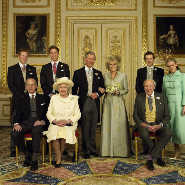 &lt;p&gt;Princ Charles i njegova supruga Camila s obiteljima nakon vjenčanja 2005. godine&lt;/p&gt;