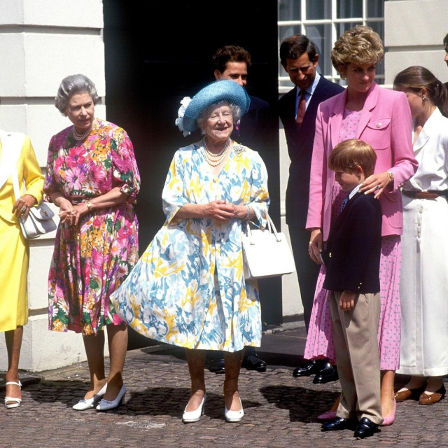 &lt;p&gt;Kraljica Elizabeta s kraljicom majkom, princezom Dianom i mladim princem&lt;/p&gt;
