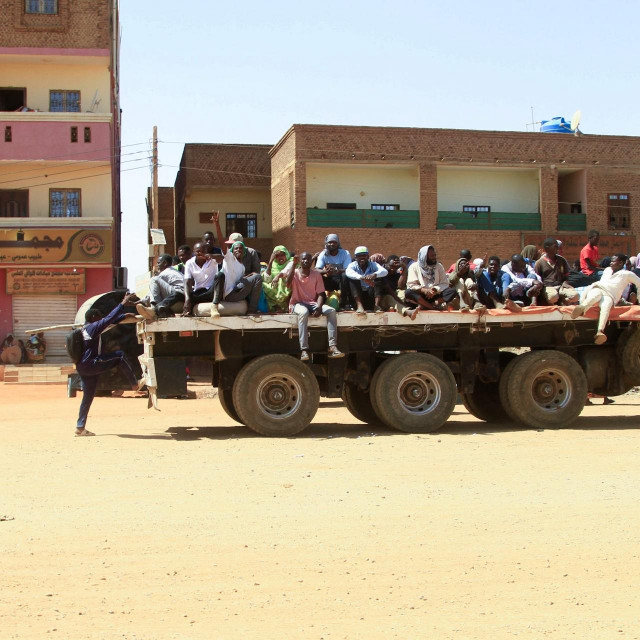 Ljudi bježe od uličnih borbi u Kartumu