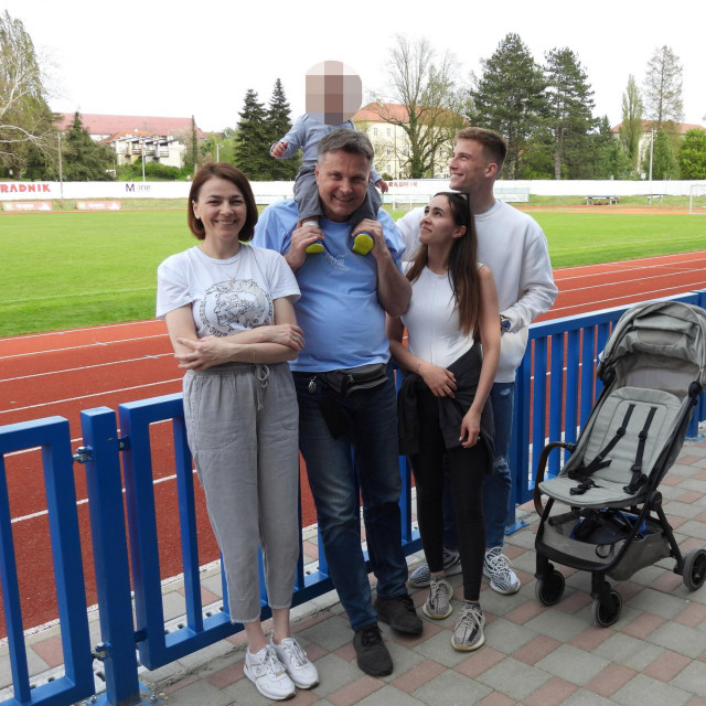Franko Kovačević sa svojim roditeljima, suprugom Karlom i sinom Vitom na stadionu u Križevcima