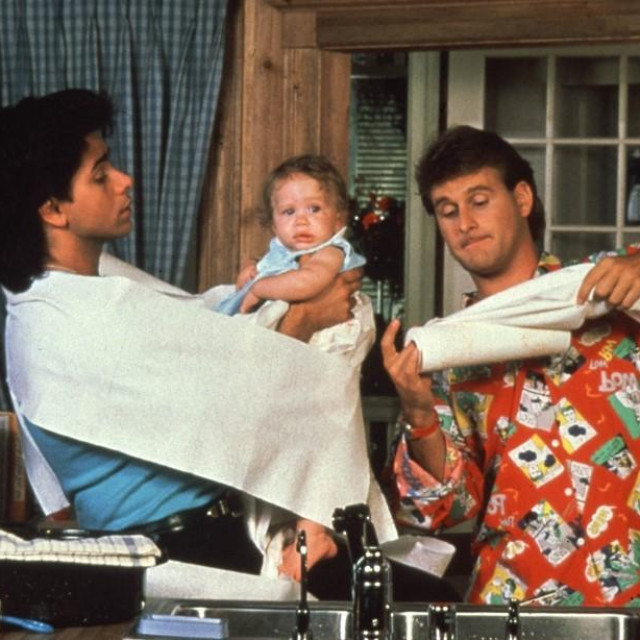 John Stamos, David Coulier i blizanka Olsen na setu ”Pune kuće” 1987.