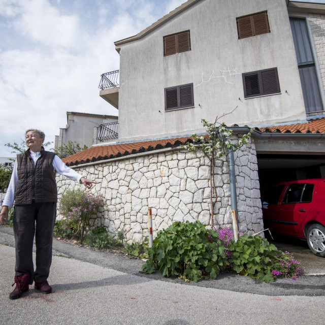 &lt;p&gt;Marija Višnjić pred svojom kućom na Mažuricama i pred garažom iz koje ne može izići autom&lt;/p&gt;