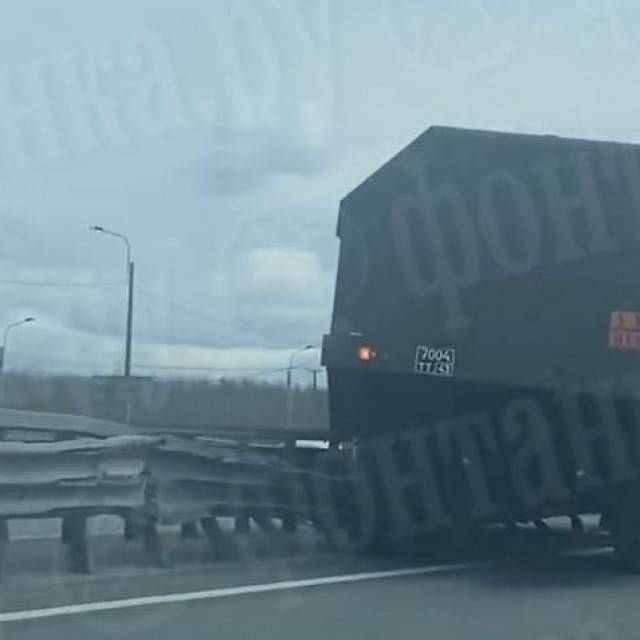 &lt;p&gt;Snimka kamiona koji se, navodno prevažajući raketni sustav Iskander, zabio u ogradu na cesti kod Sankt Peterburga&lt;/p&gt;