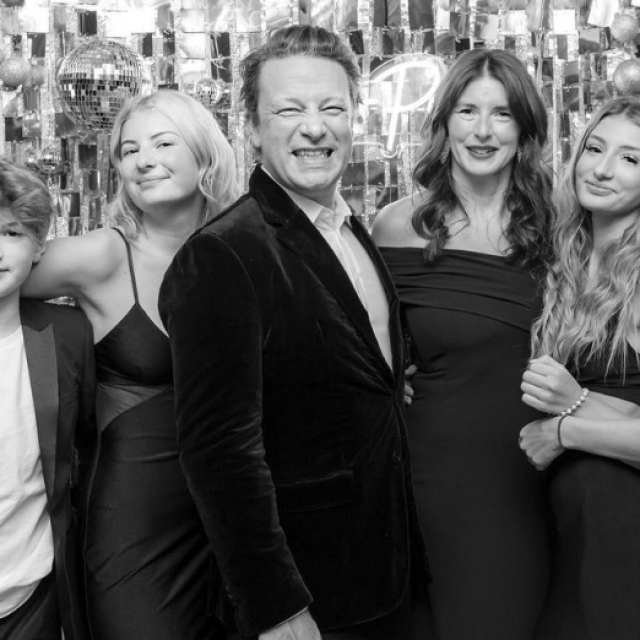 &lt;p&gt;Jamie Oliver sa suprugom i djecom na proslavi Poppynog 21. rođendana&lt;/p&gt;