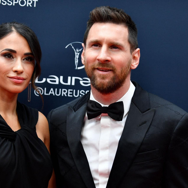 Leo Messi sa suprugom Antonelom Roccuzzo na pariškom crvenom tepihu