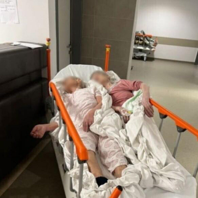 &lt;p&gt;Dvije žene smještene na malenom krevetu u bolnici u Sisku&lt;/p&gt;