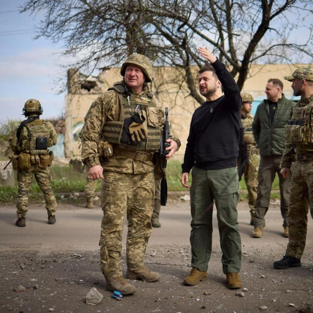&lt;p&gt;Volodimir Zelenski s ukrajinskim vojnicima&lt;/p&gt;