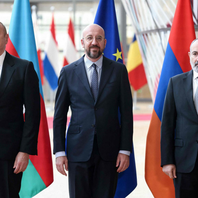 &lt;p&gt;Azerbajdžanski predsjednik Ilham Alijev, predsjednik Europskog Vijeća Charles Michel i armenski premijer Nikol Pašinjan uoči sastanka u Bruxellesu&lt;/p&gt;