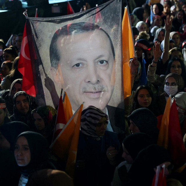 &lt;p&gt;Erdoganovi pristaše ispred sjedišta stranke&lt;/p&gt;