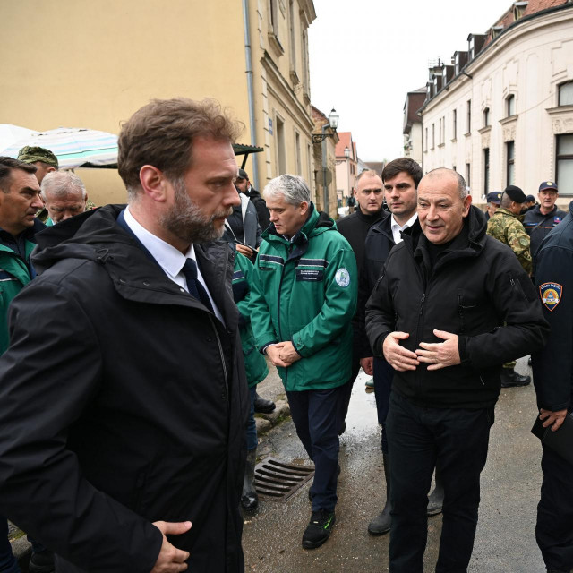 &lt;p&gt;Zoran Đuroković (u zelenoj jakni) u Kostajnici s ministrima&lt;/p&gt;