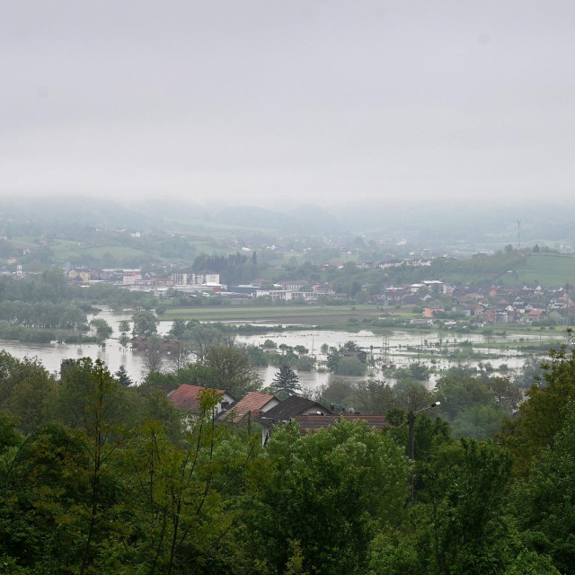 &lt;p&gt;Zbog jakih oborina rijeka Una se izlila iz korita i poplavila grad i okolicu. Hrvatska vojska pomaže u obrani od poplava.&lt;/p&gt;