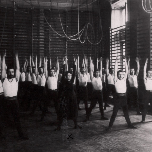&lt;p&gt;Gimnastika: raskoračni stav, ruke u vis u dvorani Gornjogradske gimnazije na &lt;br&gt;
Katarinskom trgu. U sredini: Ivana Hirschmann&lt;/p&gt;