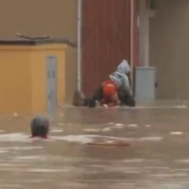 Spašavanje bebe iz poplave u Italiji