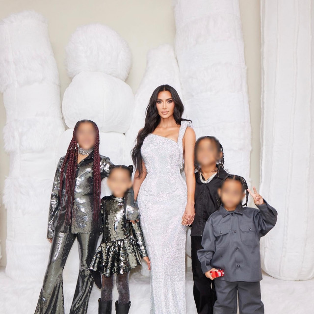 &lt;p&gt;Kim Kardashian sa svoje četvero djece&lt;/p&gt;