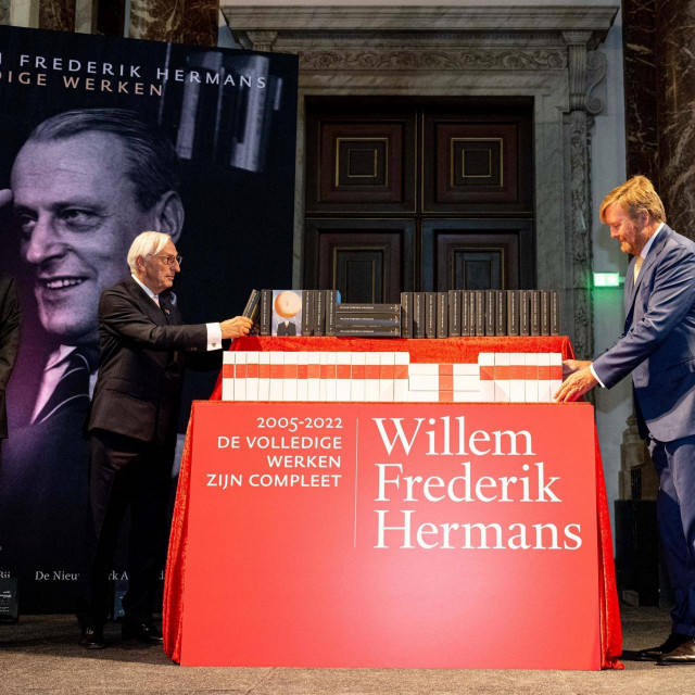 &lt;p&gt;Kralj Willemu-Alexanderu uručuju dječa Willema Frederika Hermansa, De Nieuwe Kerk, Amsterdam&lt;/p&gt;
