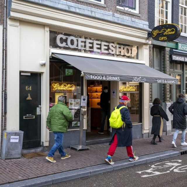 &lt;p&gt;U Crvenoj četvrti i u ostalim dijelovima Amsterdama i dalje će se smjeti pušiti na terasama i u kafićima koji prodaju marihuanu i hašiš&lt;/p&gt;