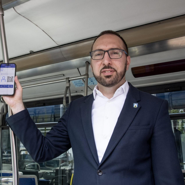 &lt;p&gt;Tomislav Tomašević kupuje prvu kartu mobilnom aplikacijom&lt;/p&gt;