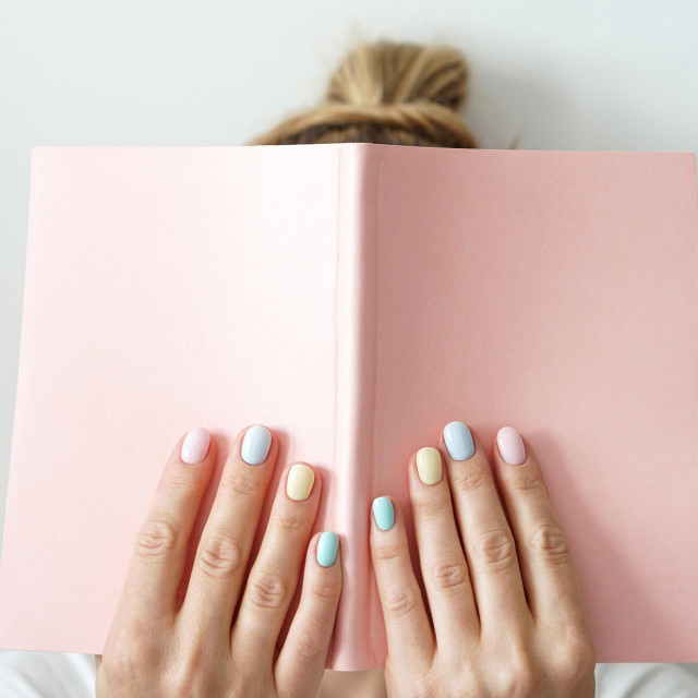 &lt;p&gt;Stylish trendy color female manicure. Womanâ€™s hands keep pink note pad&lt;/p&gt;