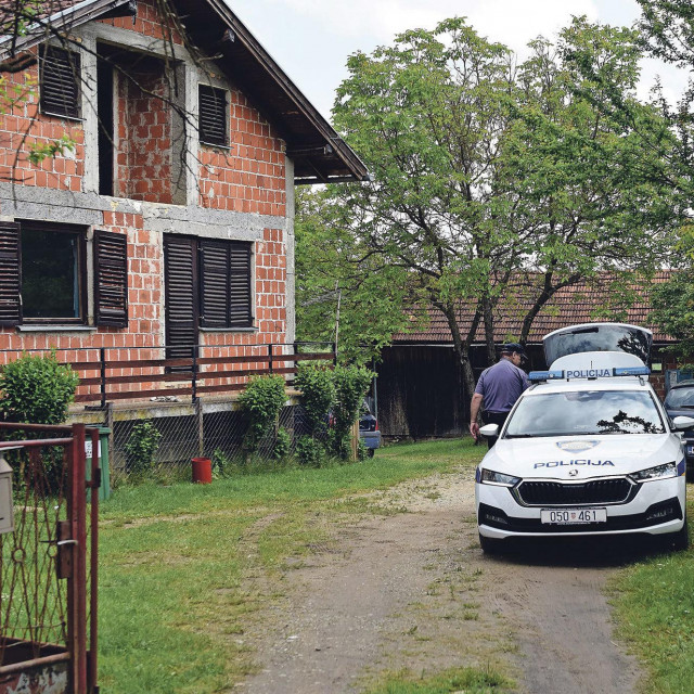 &lt;p&gt;&lt;br&gt;
Policija u općini Lasinja nakon oružanog obračuna, pokraj kuće u kojoj živi Ivica L.&lt;/p&gt;