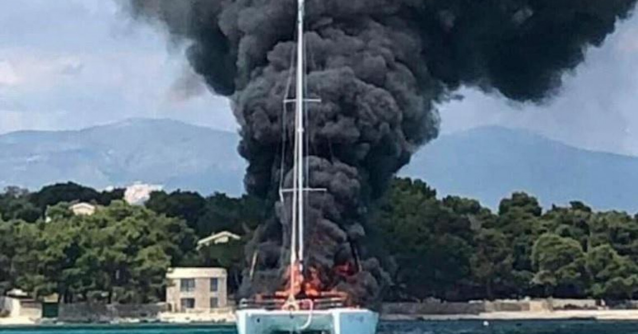 Nove fotografije i snimke drame kod Trogira: Skakali su u more s katamarana u plamenu, jedva su izvukli živu glavu