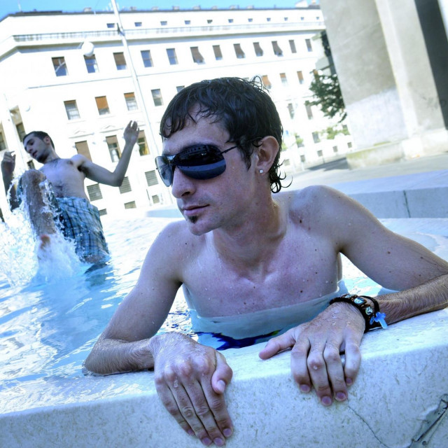 &lt;p&gt;Kupanje u fontani na Trgu hrvatskih velikana&lt;/p&gt;