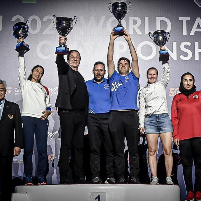 &lt;p&gt;Treneri Toni Tomas i Veljko Laura (u sredini, plave majice) na proglašenju najboljih reprezentacija Svjetskog prvenstva u Azerbajdžanu&lt;/p&gt;