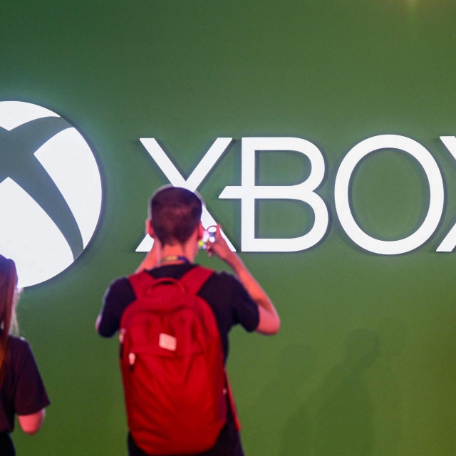 &lt;p&gt;Posjetitelji se fotografiraju ispred Xbox loga na sajmu video igara Gamescom&lt;/p&gt;