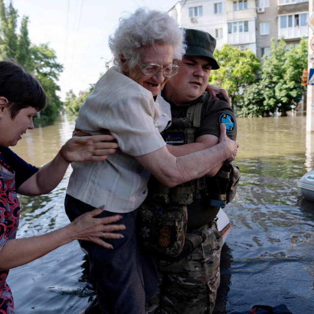 &lt;p&gt;Ukrajinski vojnici pomažu zbrinuti žitelje Hersona koji se nalaze na poplavljenom području&lt;/p&gt;
