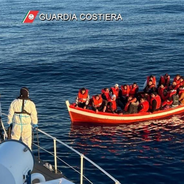 &lt;p&gt;Migranti u vodama Italije&lt;/p&gt;