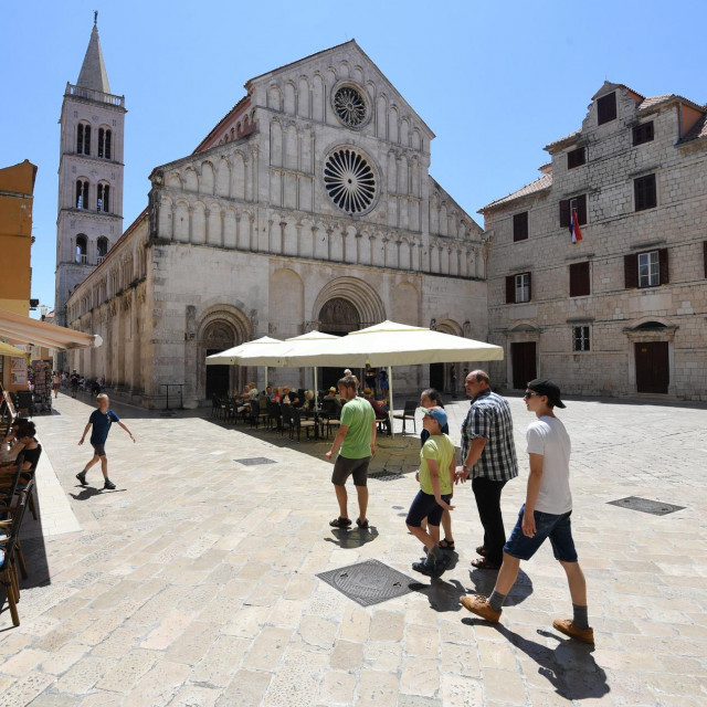 &lt;p&gt;Ulaz u zadarsku prvostolnicu, katedralu sv. Stošije, odnedavno se počeo prvi put naplaćivati i to 3 eura, ali samo za strane turiste&lt;/p&gt;